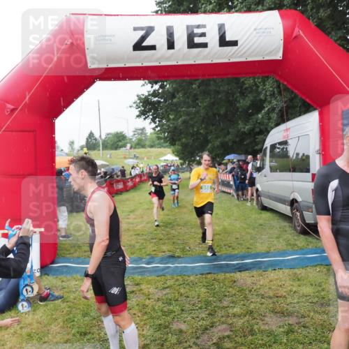 21.06.2025 - 27. Vierlanden-Triathlon MichiJ http://msf.ph/oto/8044166 15.06.2026 13:45:11 Ziel 811, 881, 930, 956, 1114 meine-sportfotos.de