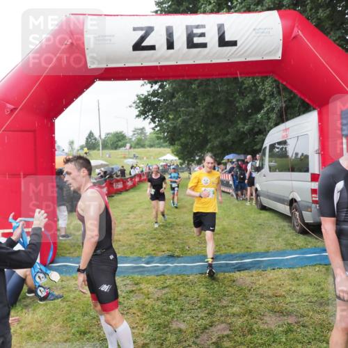 21.06.2025 - 27. Vierlanden-Triathlon MichiJ http://msf.ph/oto/8044168 15.06.2026 13:45:11 Ziel 811, 881, 930, 956, 1114 meine-sportfotos.de