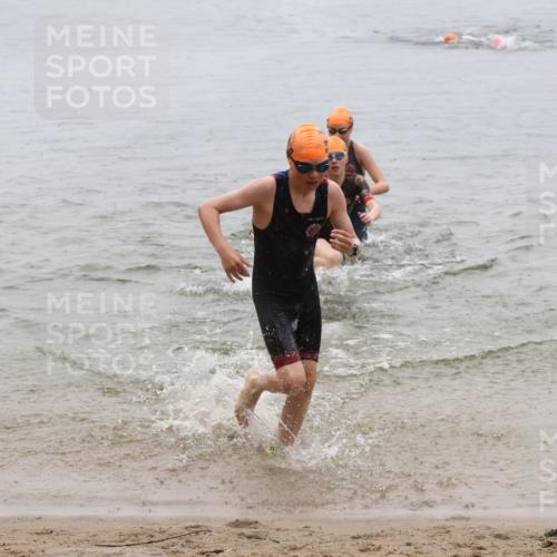 21.06.2025 - 27. Vierlanden-Triathlon Lena Gebhardt http://msf.ph/oto/8044169 15.06.2025 14:39:07 Schwimmen 1335, 1345, 1349 meine-sportfotos.de