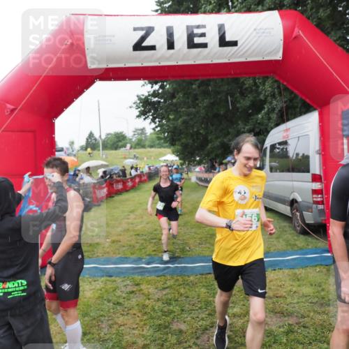 21.06.2025 - 27. Vierlanden-Triathlon MichiJ http://msf.ph/oto/8044172 15.06.2026 13:45:12 Ziel 811, 881, 930, 956, 1114 meine-sportfotos.de