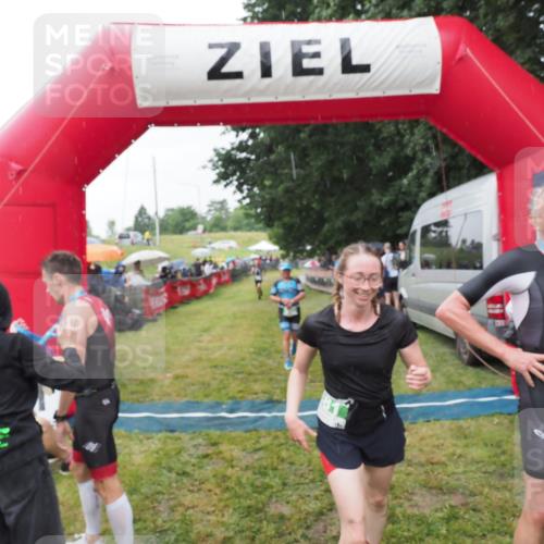 21.06.2025 - 27. Vierlanden-Triathlon MichiJ http://msf.ph/oto/8044185 15.06.2026 13:45:13 Ziel 811, 881, 930, 956, 1114 meine-sportfotos.de