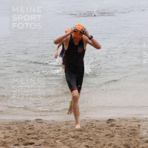 21.06.2025 - 27. Vierlanden-Triathlon Lena Gebhardt http://msf.ph/oto/8044188 15.06.2025 14:39:08 Schwimmen 1335, 1345, 1349 meine-sportfotos.de