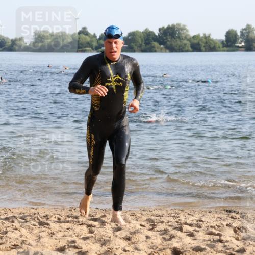 15.06.2025 - 27. Vierlanden-Triathlon Lena Gebhardt http://msf.ph/oto/8044190 15.06.2025 08:34:55 Schwimmen 12, 43, 80, 124, 149, 159, 186 meine-sportfotos.de