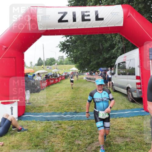 21.06.2025 - 27. Vierlanden-Triathlon MichiJ http://msf.ph/oto/8044193 15.06.2026 13:45:15 Ziel 811, 849, 881, 930, 956, 1114 meine-sportfotos.de