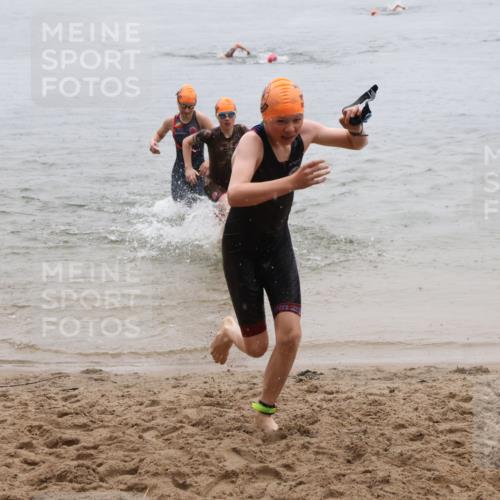 21.06.2025 - 27. Vierlanden-Triathlon Lena Gebhardt http://msf.ph/oto/8044196 15.06.2025 14:39:08 Schwimmen 1335, 1345, 1349 meine-sportfotos.de
