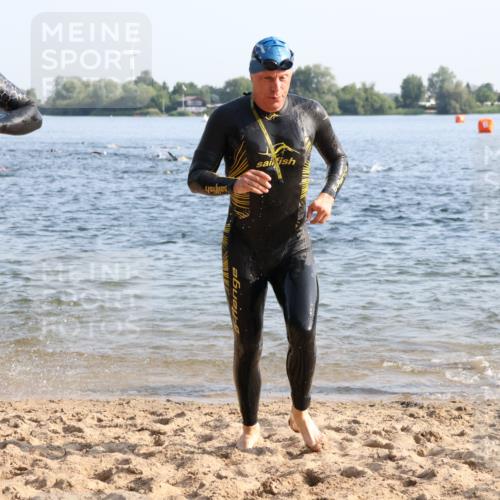 15.06.2025 - 27. Vierlanden-Triathlon Lena Gebhardt http://msf.ph/oto/8044202 15.06.2025 08:34:55 Schwimmen 12, 43, 80, 124, 149, 159, 186 meine-sportfotos.de