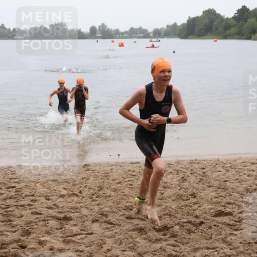 21.06.2025 - 27. Vierlanden-Triathlon Lena Gebhardt http://msf.ph/oto/8044216 15.06.2025 14:39:09 Schwimmen 1335, 1345, 1349 meine-sportfotos.de