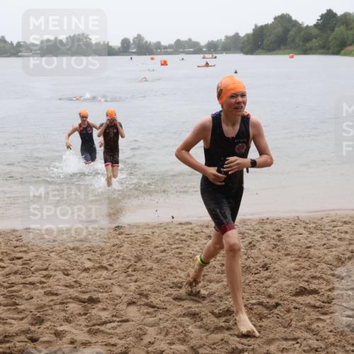 21.06.2025 - 27. Vierlanden-Triathlon Lena Gebhardt http://msf.ph/oto/8044220 15.06.2025 14:39:09 Schwimmen 1335, 1345, 1349 meine-sportfotos.de