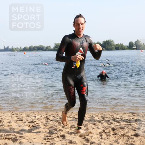 15.06.2025 - 27. Vierlanden-Triathlon Lena Gebhardt http://msf.ph/oto/8044222 15.06.2025 08:34:58 Schwimmen 12, 43, 80, 124, 149, 159, 186 meine-sportfotos.de