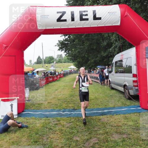 21.06.2025 - 27. Vierlanden-Triathlon MichiJ http://msf.ph/oto/8044229 15.06.2026 13:45:18 Ziel 849, 881, 930, 956 meine-sportfotos.de
