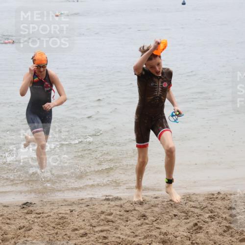 21.06.2025 - 27. Vierlanden-Triathlon Lena Gebhardt http://msf.ph/oto/8044251 15.06.2025 14:39:10 Schwimmen 1335, 1345, 1349 meine-sportfotos.de