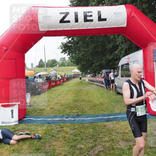 21.06.2025 - 27. Vierlanden-Triathlon MichiJ http://msf.ph/oto/8044252 15.06.2026 13:45:20 Ziel 849, 930 meine-sportfotos.de
