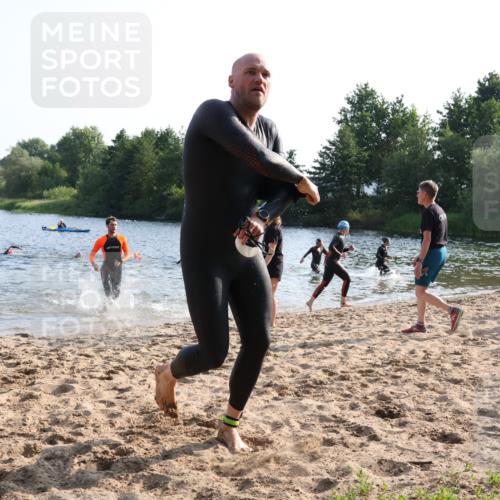 15.06.2025 - 27. Vierlanden-Triathlon Lena Gebhardt http://msf.ph/oto/8044257 15.06.2025 08:35:01 Schwimmen 12, 43, 64, 80, 149, 159, 186 meine-sportfotos.de