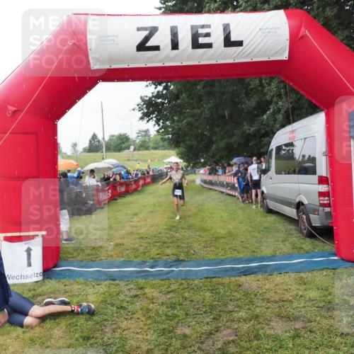 21.06.2025 - 27. Vierlanden-Triathlon MichiJ http://msf.ph/oto/8044258 15.06.2026 13:45:27 Ziel 1127 meine-sportfotos.de