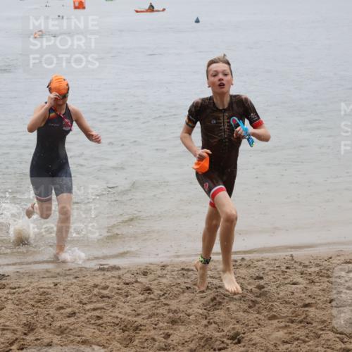 21.06.2025 - 27. Vierlanden-Triathlon Lena Gebhardt http://msf.ph/oto/8044259 15.06.2025 14:39:11 Schwimmen 1335, 1345, 1349 meine-sportfotos.de
