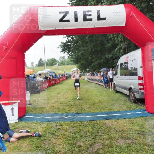 21.06.2025 - 27. Vierlanden-Triathlon MichiJ http://msf.ph/oto/8044261 15.06.2026 13:45:27 Ziel 1127 meine-sportfotos.de