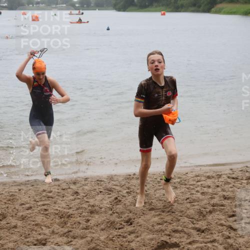 21.06.2025 - 27. Vierlanden-Triathlon Lena Gebhardt http://msf.ph/oto/8044263 15.06.2025 14:39:11 Schwimmen 1335, 1345, 1349 meine-sportfotos.de