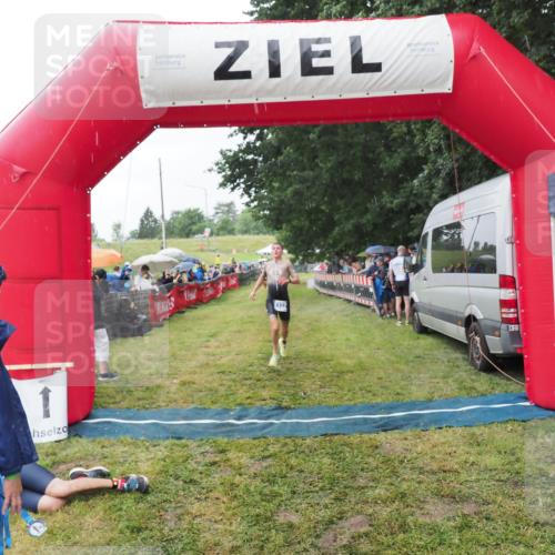 21.06.2025 - 27. Vierlanden-Triathlon MichiJ http://msf.ph/oto/8044266 15.06.2026 13:45:28 Ziel 1127 meine-sportfotos.de