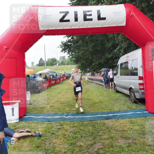 21.06.2025 - 27. Vierlanden-Triathlon MichiJ http://msf.ph/oto/8044272 15.06.2026 13:45:28 Ziel 1127 meine-sportfotos.de