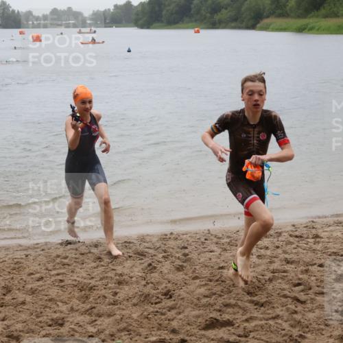 21.06.2025 - 27. Vierlanden-Triathlon Lena Gebhardt http://msf.ph/oto/8044275 15.06.2025 14:39:11 Schwimmen 1335, 1345, 1349 meine-sportfotos.de