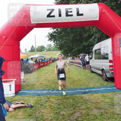 21.06.2025 - 27. Vierlanden-Triathlon MichiJ http://msf.ph/oto/8044276 15.06.2026 13:45:28 Ziel 1127 meine-sportfotos.de