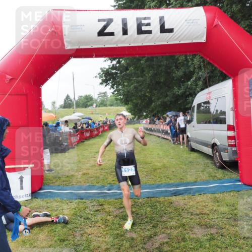 21.06.2025 - 27. Vierlanden-Triathlon MichiJ http://msf.ph/oto/8044280 15.06.2026 13:45:28 Ziel 1127 meine-sportfotos.de