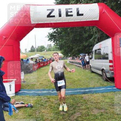 21.06.2025 - 27. Vierlanden-Triathlon MichiJ http://msf.ph/oto/8044282 15.06.2026 13:45:29 Ziel 1127 meine-sportfotos.de