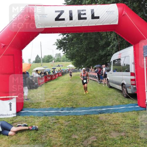 21.06.2025 - 27. Vierlanden-Triathlon MichiJ http://msf.ph/oto/8044286 15.06.2026 13:45:38 Ziel 830 meine-sportfotos.de