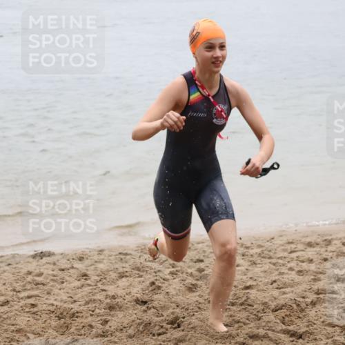 21.06.2025 - 27. Vierlanden-Triathlon Lena Gebhardt http://msf.ph/oto/8044291 15.06.2025 14:39:12 Schwimmen 1335, 1345, 1349 meine-sportfotos.de