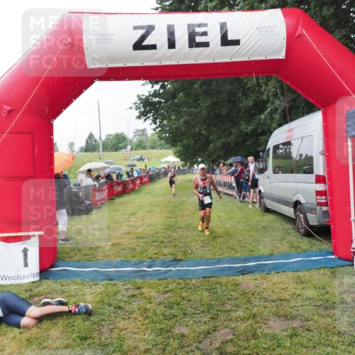 21.06.2025 - 27. Vierlanden-Triathlon MichiJ http://msf.ph/oto/8044292 15.06.2026 13:45:38 Ziel 830 meine-sportfotos.de