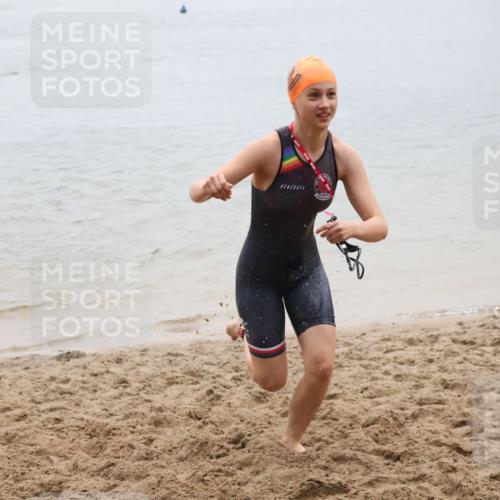 21.06.2025 - 27. Vierlanden-Triathlon Lena Gebhardt http://msf.ph/oto/8044295 15.06.2025 14:39:12 Schwimmen 1335, 1345, 1349 meine-sportfotos.de