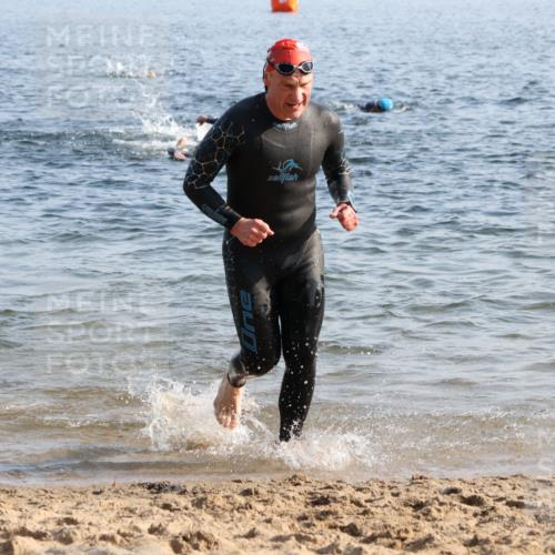 15.06.2025 - 27. Vierlanden-Triathlon Lena Gebhardt http://msf.ph/oto/8044301 15.06.2025 08:35:08 Schwimmen 12, 43, 54, 64, 159 meine-sportfotos.de