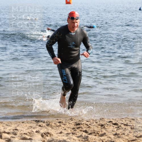 15.06.2025 - 27. Vierlanden-Triathlon Lena Gebhardt http://msf.ph/oto/8044305 15.06.2025 08:35:08 Schwimmen 12, 43, 54, 64, 159 meine-sportfotos.de