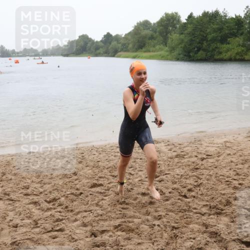 21.06.2025 - 27. Vierlanden-Triathlon Lena Gebhardt http://msf.ph/oto/8044306 15.06.2025 14:39:13 Schwimmen 1335, 1345, 1349 meine-sportfotos.de