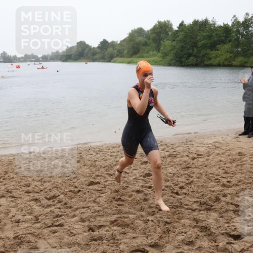 21.06.2025 - 27. Vierlanden-Triathlon Lena Gebhardt http://msf.ph/oto/8044310 15.06.2025 14:39:13 Schwimmen 1335, 1345, 1349 meine-sportfotos.de