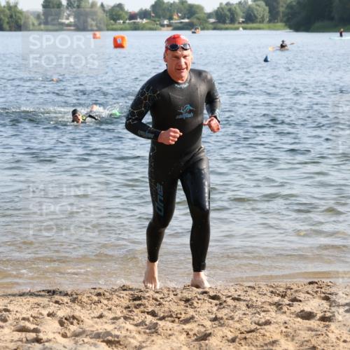 15.06.2025 - 27. Vierlanden-Triathlon Lena Gebhardt http://msf.ph/oto/8044313 15.06.2025 08:35:08 Schwimmen 12, 43, 54, 64, 159 meine-sportfotos.de
