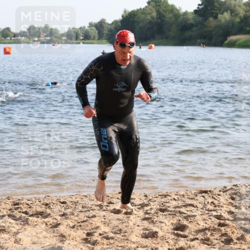 15.06.2025 - 27. Vierlanden-Triathlon Lena Gebhardt http://msf.ph/oto/8044316 15.06.2025 08:35:09 Schwimmen 12, 43, 54, 64 meine-sportfotos.de
