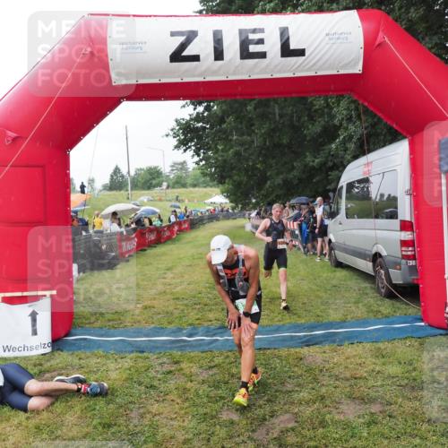 21.06.2025 - 27. Vierlanden-Triathlon MichiJ http://msf.ph/oto/8044319 15.06.2026 13:45:41 Ziel 830 meine-sportfotos.de