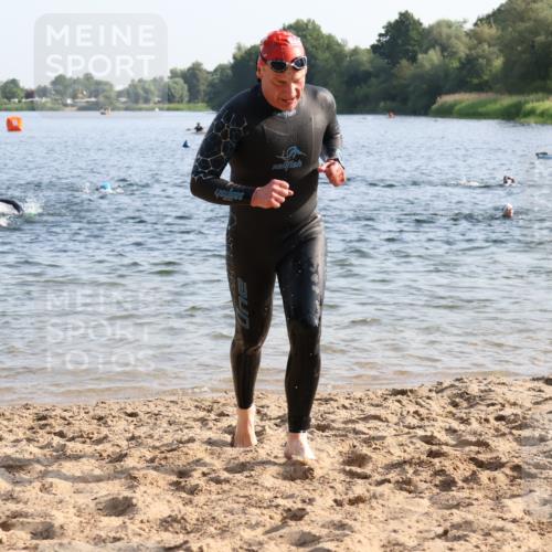 15.06.2025 - 27. Vierlanden-Triathlon Lena Gebhardt http://msf.ph/oto/8044320 15.06.2025 08:35:10 Schwimmen 12, 54, 64 meine-sportfotos.de