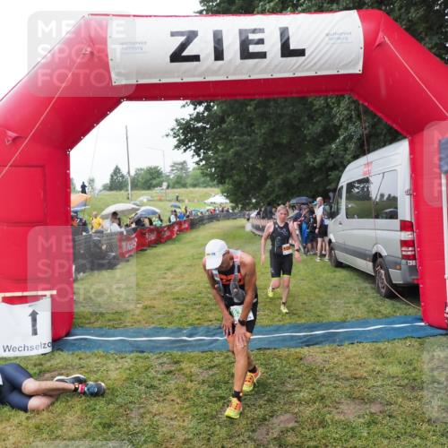 21.06.2025 - 27. Vierlanden-Triathlon MichiJ http://msf.ph/oto/8044321 15.06.2026 13:45:41 Ziel 830 meine-sportfotos.de
