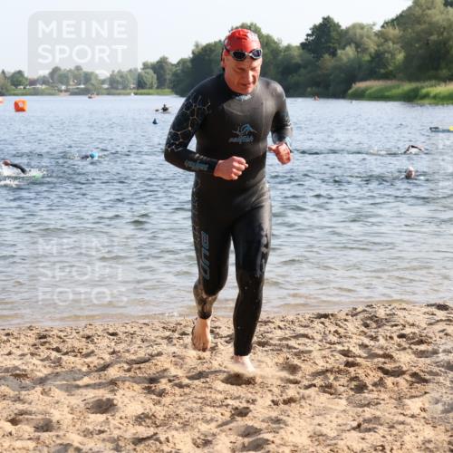 15.06.2025 - 27. Vierlanden-Triathlon Lena Gebhardt http://msf.ph/oto/8044324 15.06.2025 08:35:10 Schwimmen 12, 54, 64 meine-sportfotos.de