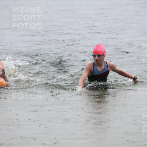 21.06.2025 - 27. Vierlanden-Triathlon Lena Gebhardt http://msf.ph/oto/8044325 15.06.2025 14:39:29 Schwimmen 1333, 1339 meine-sportfotos.de