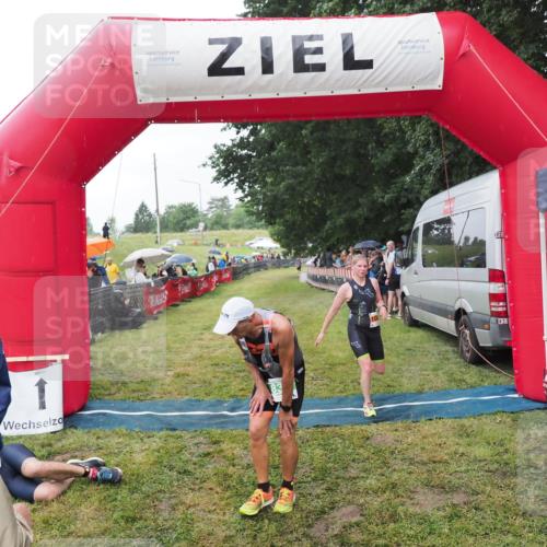 21.06.2025 - 27. Vierlanden-Triathlon MichiJ http://msf.ph/oto/8044328 15.06.2026 13:45:42 Ziel 830 meine-sportfotos.de