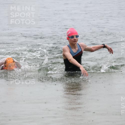 21.06.2025 - 27. Vierlanden-Triathlon Lena Gebhardt http://msf.ph/oto/8044332 15.06.2025 14:39:30 Schwimmen 1333, 1339 meine-sportfotos.de