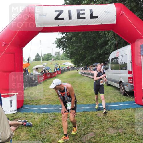 21.06.2025 - 27. Vierlanden-Triathlon MichiJ http://msf.ph/oto/8044333 15.06.2026 13:45:42 Ziel 830 meine-sportfotos.de