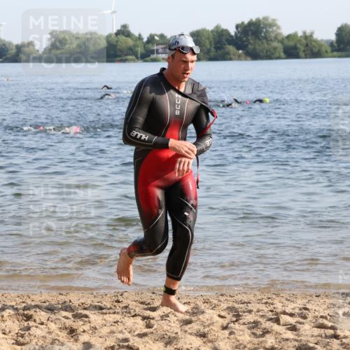 15.06.2025 - 27. Vierlanden-Triathlon Lena Gebhardt http://msf.ph/oto/8044334 15.06.2025 08:35:11 Schwimmen 12, 54, 64 meine-sportfotos.de