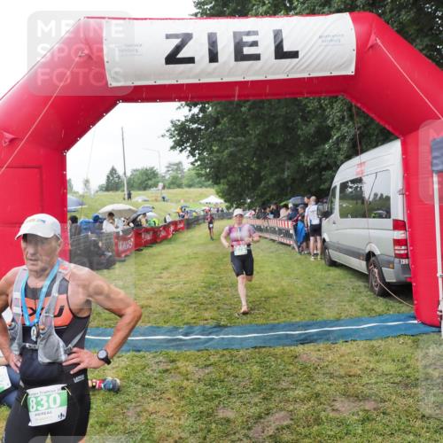 21.06.2025 - 27. Vierlanden-Triathlon MichiJ http://msf.ph/oto/8044335 15.06.2026 13:45:52 Ziel 876 meine-sportfotos.de