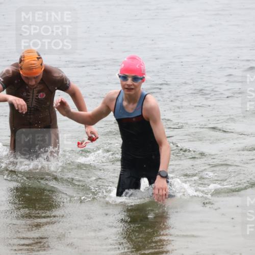 21.06.2025 - 27. Vierlanden-Triathlon Lena Gebhardt http://msf.ph/oto/8044340 15.06.2025 14:39:33 Schwimmen 1333, 1339 meine-sportfotos.de