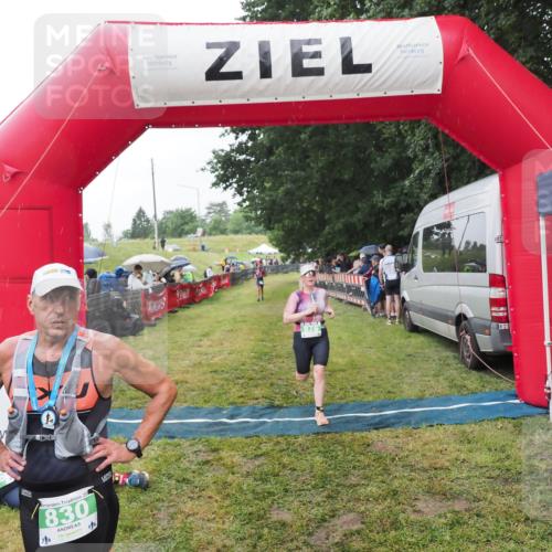 21.06.2025 - 27. Vierlanden-Triathlon MichiJ http://msf.ph/oto/8044342 15.06.2026 13:45:52 Ziel 876 meine-sportfotos.de