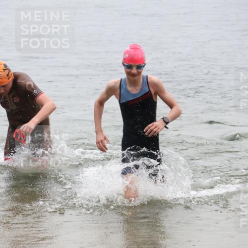 21.06.2025 - 27. Vierlanden-Triathlon Lena Gebhardt http://msf.ph/oto/8044343 15.06.2025 14:39:34 Schwimmen 1333, 1339 meine-sportfotos.de